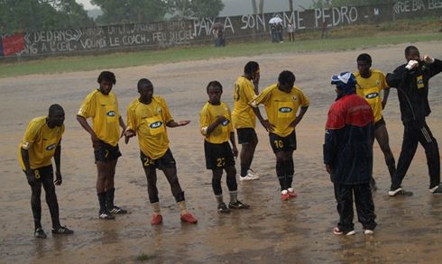 Les Joueurs de l'Aigle de la Menoua sur le Stade d'Akonolinga 
