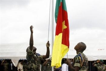 Des soldats camerounais hissant le drapeau  Bakassi