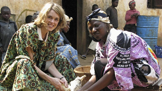 Julie Andrieu et Genevive, restauratrice camerounaise