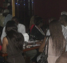 Des jeunes cadres en pleine discussion