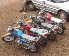 Des mototaxis montrent leur mcontentement en paralysant la ville de Douala.