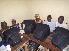 Le Lyce de Japoma s'est vu offrir trois ordinateurs par la mairie de Douala III.