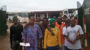Le personnel licensi de Buca voyages fait un sit-in devant l'agence de Yaound