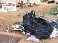 Un dpotoir aurait t install dans la ville de Yaound, avec des sans-abris voisins de celui-ci.