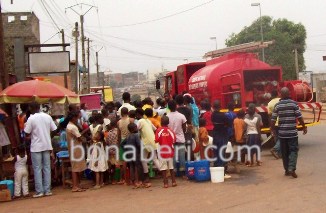 Des habitants de Yaound attendant pour recevoir de l'eau