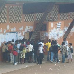Des tudiants de l'universit de Yaound regardant les tableaux d'affichage