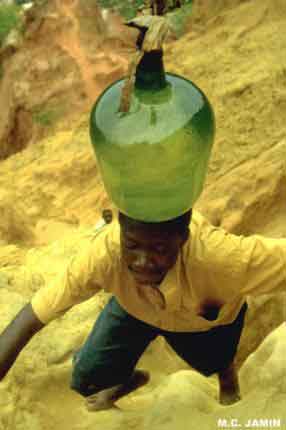 un homme avec du vin de palme
