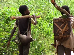 des hommes revenant de la chasse