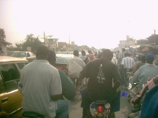 Moto taxis dans l'embouteillage