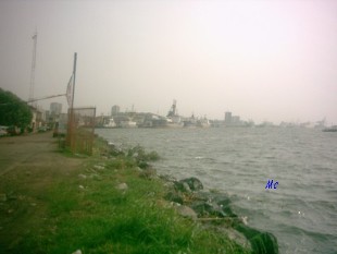 Le nouveau visage des berges du port de Douala. L'entretien et la gestion ont laiss place  une forme de laxisme gnralis dans cette partie de la ville.