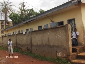 Une jeune tudiante dambulant prs de mini cits  Soa