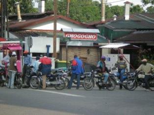 Les motos taxis ont pris d'assaut les rues de Douala