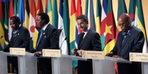 AP/Bob Edme De gauche  droite : Paul Biya (Cameroun), Bingu wa Mutharika (Malawi), Nicolas Sarkozy et Jacub Zuma (Af. du Sud) lors du sommet Afrique - France  Nice