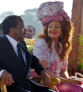 ui taiseux, elle volubile... Les poux Biya offrent l'image d'un couple uni malgr  leurs diffrences de style.