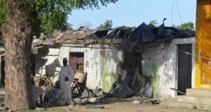 Des hommes devant une maison attaquée par Boko Haram, Etat du Borno, Nigeria