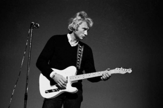 Johnny Hallyday reconduit en France en 68