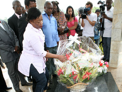 Marie Jeanne Boumsong dpose une gerbe sur la tombe de Fo au nom de son fils