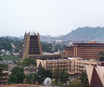 Un immeuble de cinq tages s'est compltement croul  Douala, sans qu'on ne dplore de perte de vie humaine.
