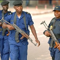 Un commissaire gifle un mcanicien au Cameroun