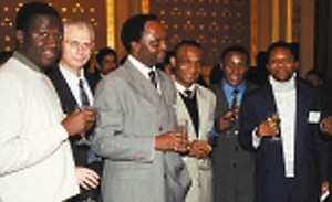  Kitts Mbeboh (troisime sur la photo,  partir de la gauche). La police pense que l'auteur prsum du crime, est le fils cadet de la victime.