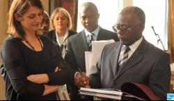 Lejeune Mbella Mbella et sa dlgation dans le salon d'honneur.