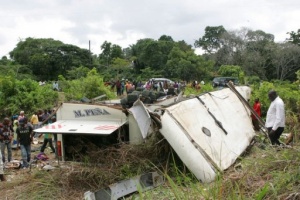 Les restes de l'autocar aprs l'accident ayant fait 30 morts sur l'axe Yaound  Bafoussam, au Cameroun
