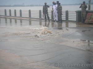 Un tuyau haute pression aurait cr une fissure sur le pont du Wouri