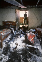 Trois cadavres calcins dans une maison prs du lac Nyos le 28 aot 1986 