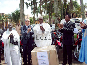 Remise de dons pour aider  lutter contre les grippes