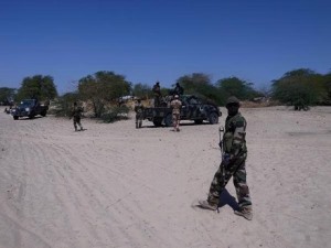 Des soldats de larme camerounaise patrouillant  Mora