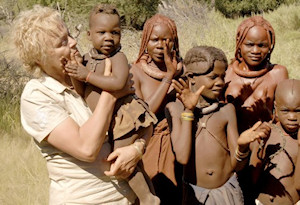 Muriel Robin et les pygmes camerounais, lors de l'mission "rendez-vous en terre inconnue"
