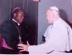Albert Ndongmo avec le pape, quelques années plus tard...