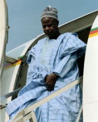 L'ex Prsident Amadou Ahidjo dmissionnaire en 1982