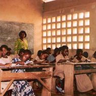 Une cole primaire au Togo : l'ducation doit tre une priorit en Afrique
