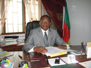 Le recteur Jean Tabi Manga dans son bureau de l'université de Yaoundé