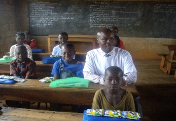 Stphane suivant les cours dispenss dans une cole de Bandjoun