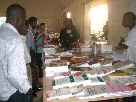 L'affluence aux stands de la foire humanitaire du livre