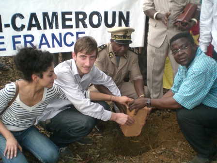 Le prfet de Ndom pose la premire pierre de la case de sant de Ndambog