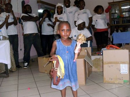 une jeune enfant prenant la pause lors de la cremonie