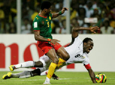 Eto'o jubile, Essien  terre