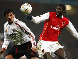 Adebayor face  Kaladze, en Ligue des Champions lors d'Arsenal - Milan AC