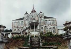 le palais Von Puttkamer, gouverneur de la province Vous pouvez y visiter le palais allemand de Von Puttkamer qui a inspir celui du sultan DE FOUBAN.