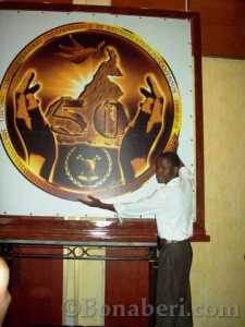Le jeune John Shadda Akenji prsentant son logo  l'assemble