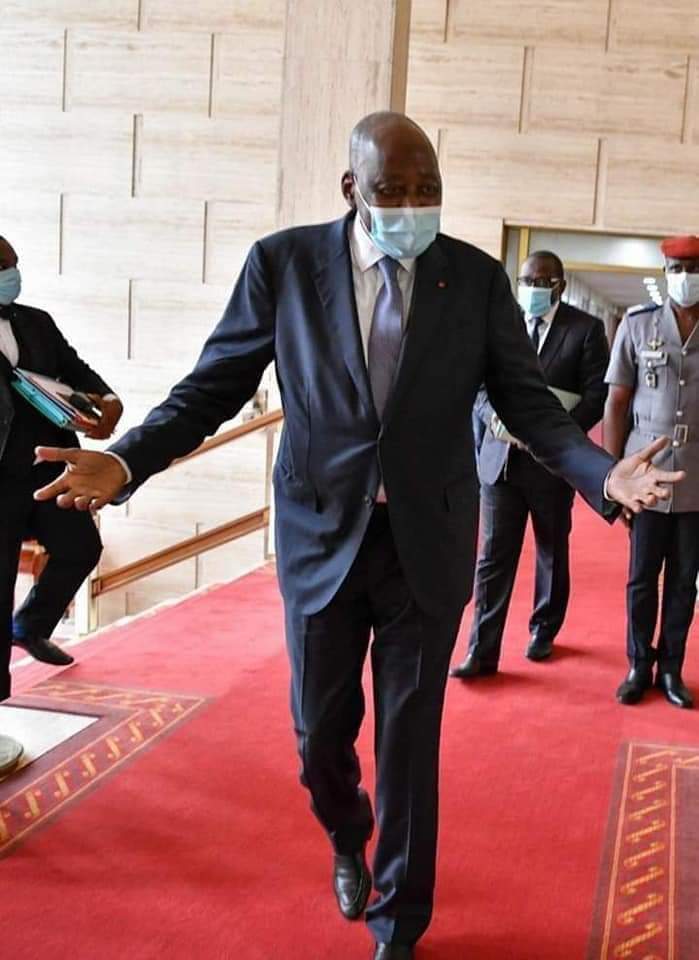 A son arrive pour le conseil de ministre. Quelques instants avant sa crise.