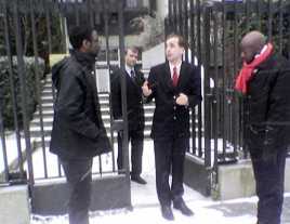 Loc M.,  gauche, raccompagn par le 1er scrtaire de l'ambassade de Russie