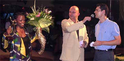 Messieurs Christophe Polet, Directeur Pernod-Ricard Afrique Centrale ( gauche) et Olivier Giard, Directeur Gnral de Chronopost International, dcernent le prix de Miss Express 2004  Clmentine pour le dfil en maillot de bain de plus naturel.