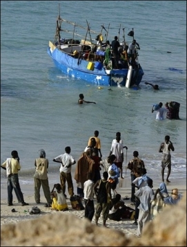 Des migrants embarquent dans un bateau pour le Ymen, le 7 septembre 2008  Shinbivale (Puntland, nord de la Somalie)