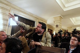 Le journaliste irakien lanant une chaussure  Georges W. Bush