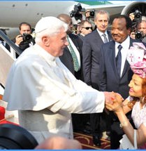 Paul Biya et son pouse ont accueilli le pape  sa descente de l'avion