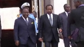 Paul Biya qui raccompagne Ali Bongo